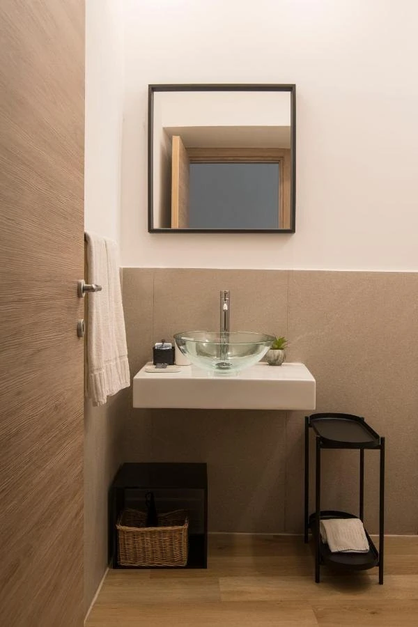 Bagno con lavabo in vetro
