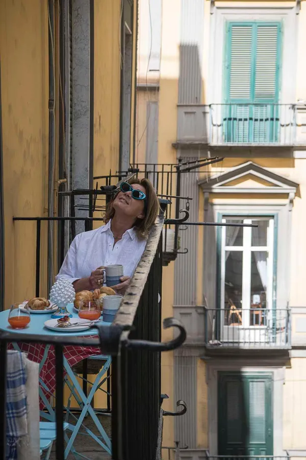 Colazione al balcone, con il caffè in mano e i palazzi di Chiaia intorno