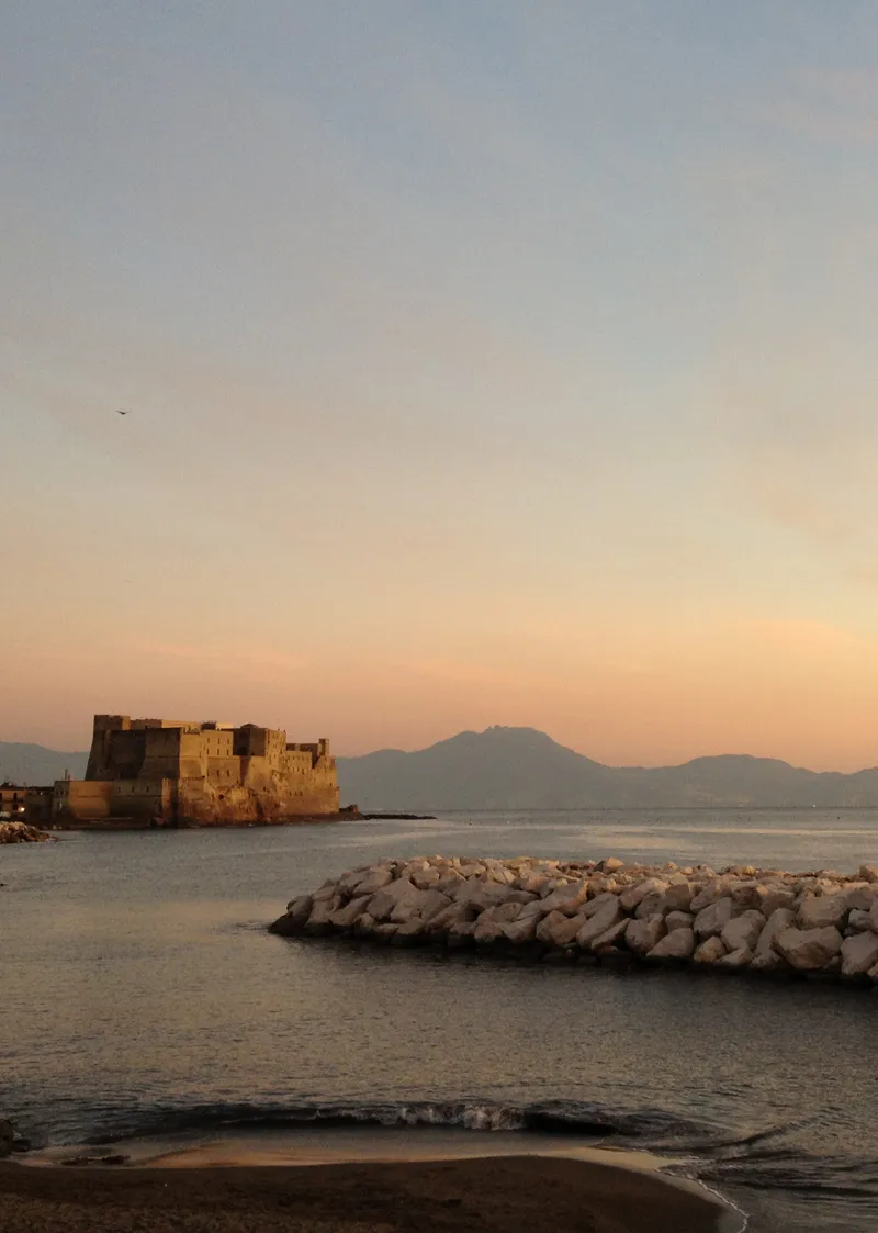 Il lungomare al tramonto, con Castel dell’Ovo sul mare