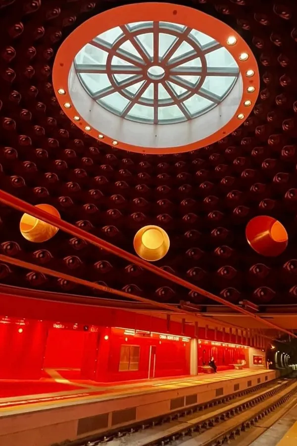 La stazione Chiaia della metro, linea 6, con la cupola rossa sopra i binari