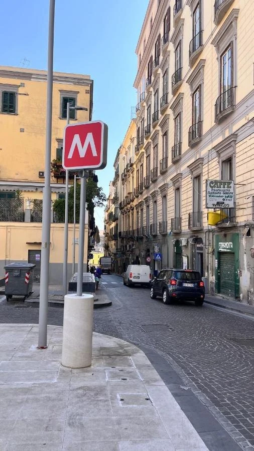 Una via nei dintorni, con l’insegna della metropolitana