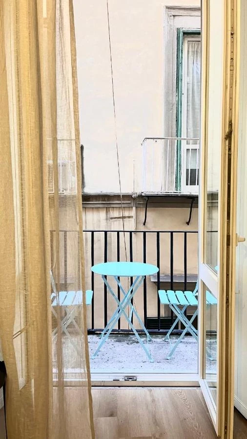 Il balcone con tavolino e sedie, visto dall’interno