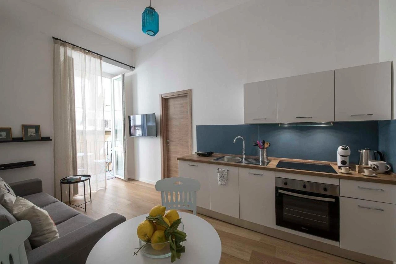 Zona living con cucina e balcone